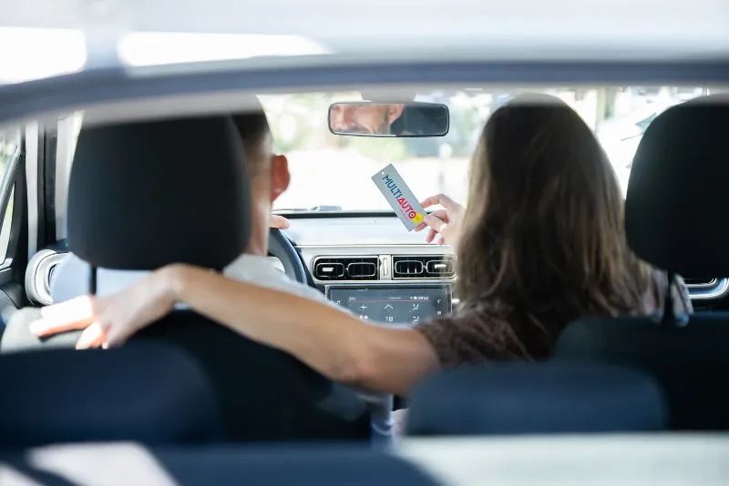 Couple en route avec une voiture de location MultiAuto à La Réunion