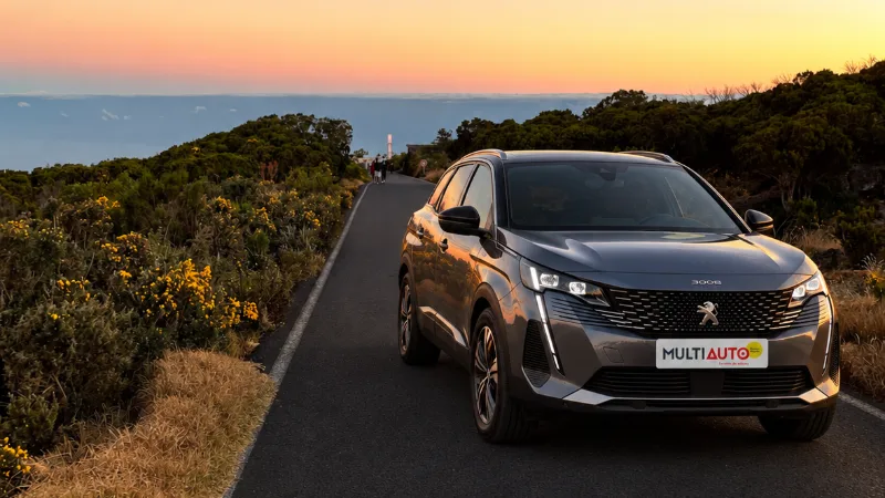 Peugeot 3008 MultiAuto sur la route du Maïdo au coucher du soleil, La Réunion