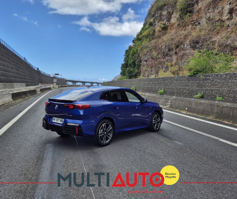 Conduite de la BMW X2 sur les routes de La Réunion, disponible en location haut de gamme chez Multi Auto.