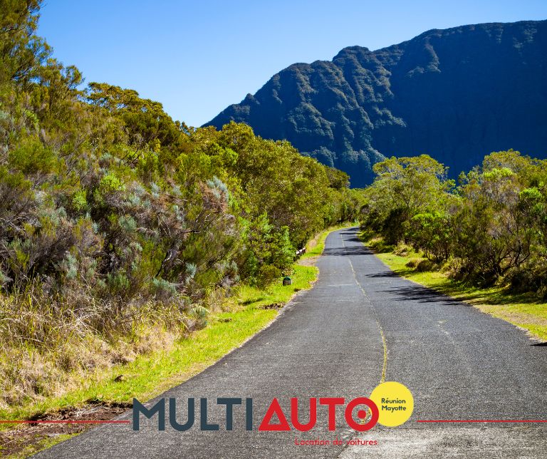 Les plus belles routes de La Réunion : route des Tamarins, Nouvelle Route du Littoral et route de Cilaos.